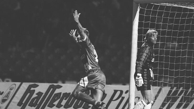 14. August 1994: Roland Stein bejubelt seinen siebringenden Treffer zum 1:0 für den TSV Vestenbergsgreuth. Bayern-Keeper Oliver Kahn kann's nicht fassen. 14. August 1994: Roland Stein bejubelt seinen siebringenden Treffer zum 1:0 für den TSV Vestenbergsgreuth. Bayern-Keeper Oliver Kahn kann's nicht fassen.