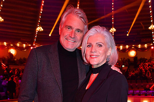 Frank Spothelfer und Birgit Schrowange lernten sich 2017 auf einer Kreuzfahrt kennen. Seit 2023 sind sie verheiratet. Frank Spothelfer und Birgit Schrowange lernten sich 2017 auf einer Kreuzfahrt kennen. Seit 2023 sind sie verheiratet.