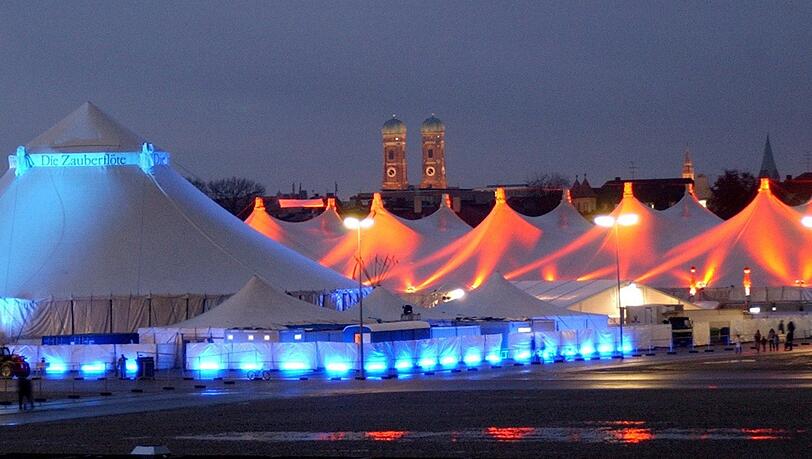 Die Tollwood-Zelte am Abend. Die werden nur sparsam beheizt, sagen die Veranstalter. Die Tollwood-Zelte am Abend. Die werden nur sparsam beheizt, sagen die Veranstalter.