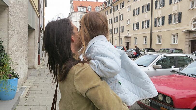 Die kleine Laura (3) und ihre Mama. Stefanie M. zweifelt mittlerweile an der Kinderfreundlichkeit ihrer Heimatstadt. Die kleine Laura (3) und ihre Mama. Stefanie M. zweifelt mittlerweile an der Kinderfreundlichkeit ihrer Heimatstadt.