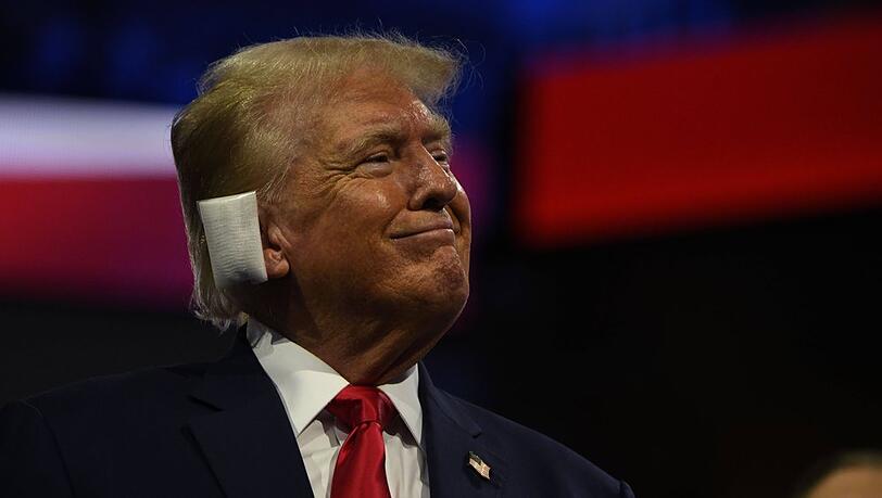 Donald Trump zeigte sich mit großem Pflaster bei Parteitag. Donald Trump zeigte sich mit großem Pflaster bei Parteitag.