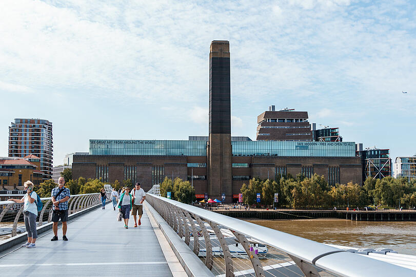 Die Tate Modern Gallery am Ende der Millenium Bridge.