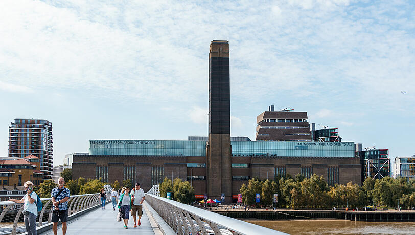 Die Tate Modern Gallery am Ende der Millenium Bridge.