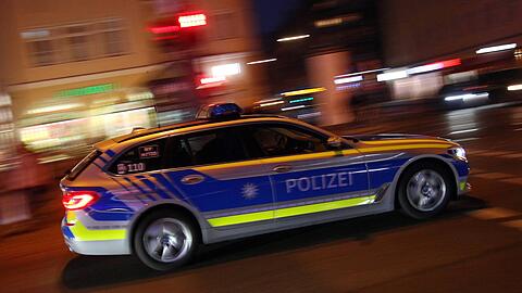 In Sendling hat ein Polizeiauto den Pkw einer 53-Jährigen erfasst (Symbolbild). In Sendling hat ein Polizeiauto den Pkw einer 53-Jährigen erfasst (Symbolbild).