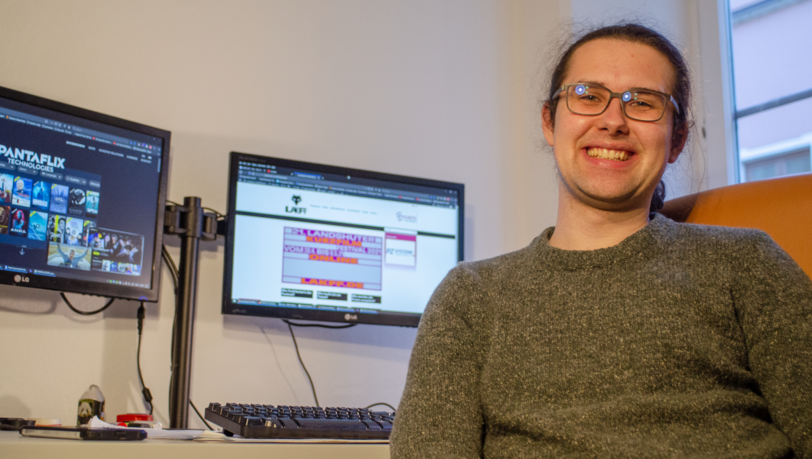 Marius Anger vor den PCs, über die er beim Kurzfilmfestival digital alles organisiert. Marius Anger vor den PCs, über die er beim Kurzfilmfestival digital alles organisiert.