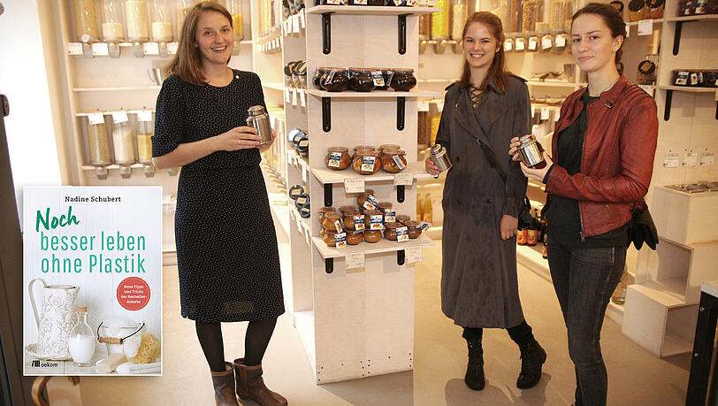 Ohne Plastik einkaufen geht zum Beispiel im "OHNE", dem verpackungsfreien Supermarkt in der Schellingstraße in München. Hier (v. l.): Geschäftsführerin Hannah Sartin mit den Kundinnen Hannah und Charlotte. Ohne Plastik einkaufen geht zum Beispiel im "OHNE", dem verpackungsfreien Supermarkt in der Schellingstraße in München. Hier (v. l.): Geschäftsführerin Hannah Sartin mit den Kundinnen Hannah und Charlotte.