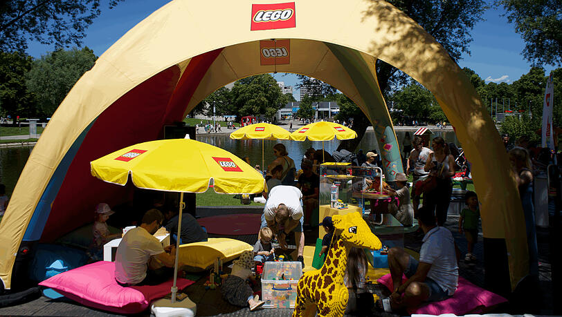 Ein Magnet für die Picknick-Kinder: das LEGO®-Zelt. Ein Magnet für die Picknick-Kinder: das LEGO®-Zelt.