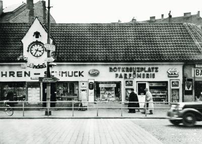 Uhren, Schmuck, Parfüm: Am Rotkreuzplatz kann man traditionell (fast) alles bekommen. Uhren, Schmuck, Parfüm: Am Rotkreuzplatz kann man traditionell (fast) alles bekommen.
