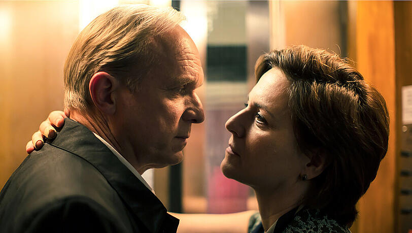 Emotionaler Tanz am Abgrund: Ulrich Tukur als Eduard, Martina Gedeck als Helene. Emotionaler Tanz am Abgrund: Ulrich Tukur als Eduard, Martina Gedeck als Helene.
