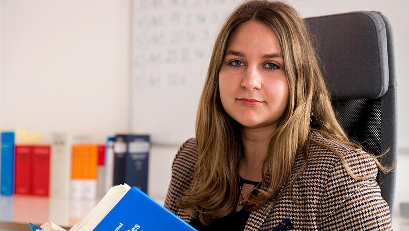 Franziska Pongratz: Die 22-Jährige aus Cham studiert Jura in München. Die Klage ist ein Gemeinschaftsprojekt der LMU mit den Unis Würzburg und Erlangen. Franziska Pongratz: Die 22-Jährige aus Cham studiert Jura in München. Die Klage ist ein Gemeinschaftsprojekt der LMU mit den Unis Würzburg und Erlangen.