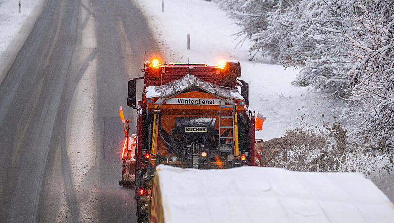 Bayernweit war der Winterdienst unterwegs um die Straßen vom Schnee zu befreien. Bayernweit war der Winterdienst unterwegs um die Straßen vom Schnee zu befreien.