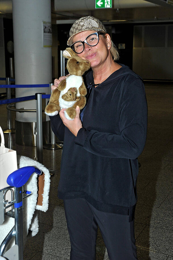 Claudia Effenberg im Jahr 2023 am Flughafen in Frankfurt am Main. Von dort aus ging es für die heute 60-Jährige nach Australien ins Dschungelcamp. Claudia Effenberg im Jahr 2023 am Flughafen in Frankfurt am Main. Von dort aus ging es für die heute 60-Jährige nach Australien ins Dschungelcamp.
