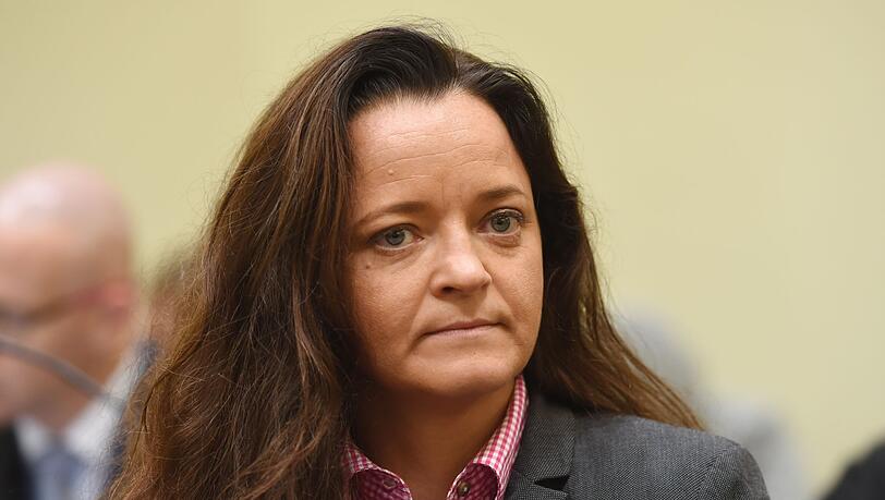 Die damals als Mittäterin bei den Verbrechen der rechtsextremen Terrorzelle "Nationalsozialistischer Untergrund" angeklagte Beate Zschäpe sitzt im Juli 2016 im Gerichtssaal im Münchner Oberlandesgericht. Die damals als Mittäterin bei den Verbrechen der rechtsextremen Terrorzelle "Nationalsozialistischer Untergrund" angeklagte Beate Zschäpe sitzt im Juli 2016 im Gerichtssaal im Münchner Oberlandesgericht.