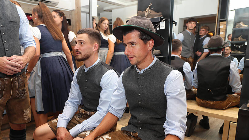 Eine Tracht erhielten sie schon vor wenigen Wochen, nun also der Besuch auf der Wiesn: Maximilian Wolfram und Tunay Deniz. Eine Tracht erhielten sie schon vor wenigen Wochen, nun also der Besuch auf der Wiesn: Maximilian Wolfram und Tunay Deniz.