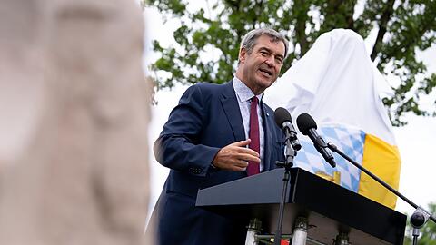 Bayerns Ministerpräsident Markus Söder (CSU) nimmt an der Enthüllung eines Denkmals anlässlich des 140. Todestages des bayerischen "Märchenkönigs" Ludwig II. teil. Bayerns Ministerpräsident Markus Söder (CSU) nimmt an der Enthüllung eines Denkmals anlässlich des 140. Todestages des bayerischen "Märchenkönigs" Ludwig II. teil.