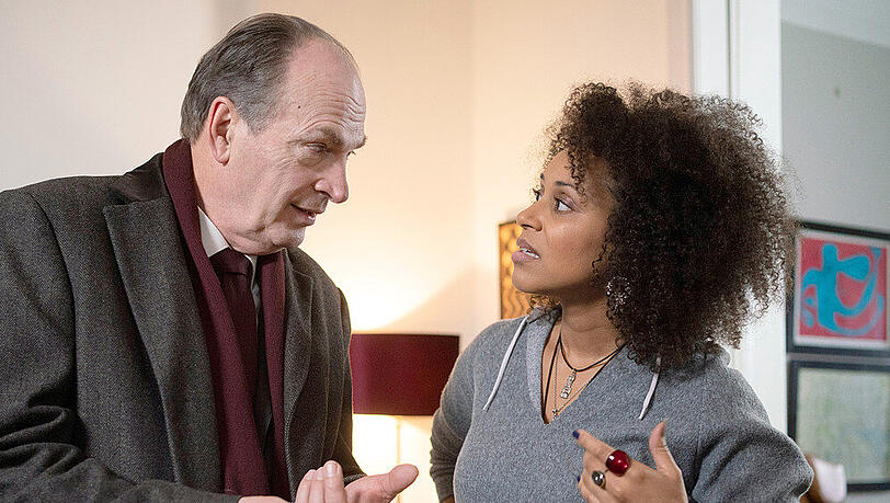 "Die Kanzlei: Ein falsches Bild": Markus Gellert (Herbert Knaup, l.) hat die Verteidigung der Sängerin Shari Okoye (Grace Risch) übernommen "Die Kanzlei: Ein falsches Bild": Markus Gellert (Herbert Knaup, l.) hat die Verteidigung der Sängerin Shari Okoye (Grace Risch) übernommen