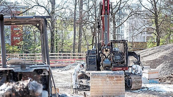 Brandanschlag am Landtag 2024: Spurensicherung an den Überresten der Baumaschinen. Brandanschlag am Landtag 2024: Spurensicherung an den Überresten der Baumaschinen.