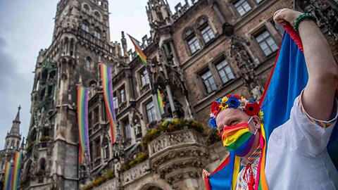 MunichKyivQueer demonstriert im Rahmen des Christopher Street Day (CSD) am Marienplatz. Wegen Corona demonstrieren und feiern Kleingruppen 2020 unter dem Motto "Gegen Hass. Bunt, gemeinsam, stark!" MunichKyivQueer demonstriert im Rahmen des Christopher Street Day (CSD) am Marienplatz. Wegen Corona demonstrieren und feiern Kleingruppen 2020 unter dem Motto "Gegen Hass. Bunt, gemeinsam, stark!"