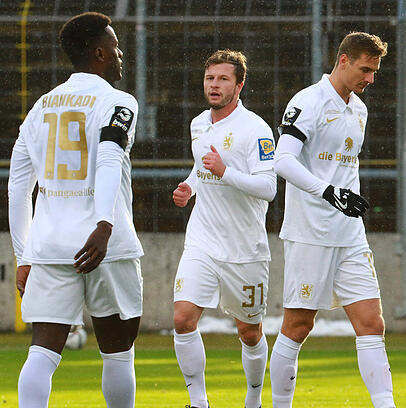 Der TSV 1860 lief zuletzt auch in weiß-goldenen Trikots auf. Der TSV 1860 lief zuletzt auch in weiß-goldenen Trikots auf.