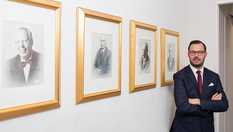 Karl Albert Denk mit seinen Ahnen, alle waren Bestatter. Karl Albert Denk mit seinen Ahnen, alle waren Bestatter.