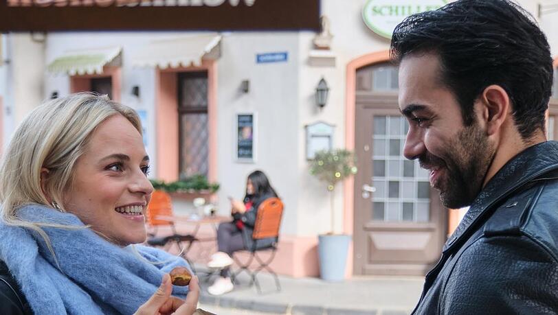 "Unter uns": Cecilia findet Gefallen an ihrem Fake-Date mit Baris. "Unter uns": Cecilia findet Gefallen an ihrem Fake-Date mit Baris.
