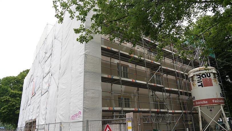 Noch ist die West-Fassade eingerüstet, wo einmal der dreiteilige, offene Eingang zu sehen sein soll. Noch ist die West-Fassade eingerüstet, wo einmal der dreiteilige, offene Eingang zu sehen sein soll.