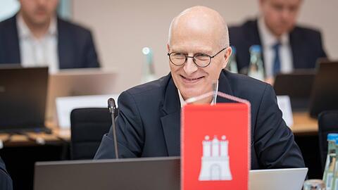 Verteilt Spitzen in Richtung Süden und grinst sich eines: Hamburgs Bürgermeister Peter Tschentscher. Verteilt Spitzen in Richtung Süden und grinst sich eines: Hamburgs Bürgermeister Peter Tschentscher.