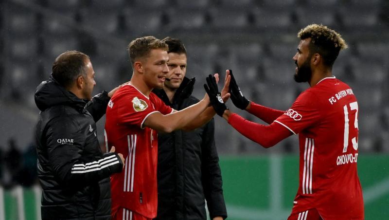 Eric Maxim Choupo-Moting (r) wird von Hansi Flick gegen Jann Fiete Arp ausgewechselt (2.v.l). Eric Maxim Choupo-Moting (r) wird von Hansi Flick gegen Jann Fiete Arp ausgewechselt (2.v.l).