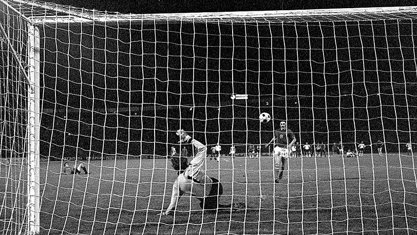 Der Schuss, der ihn zur Legende machte: Im EM-Finale 1976 überlupft Antonín Panenka den deutschen Torhüter Sepp Maier. Der Schuss, der ihn zur Legende machte: Im EM-Finale 1976 überlupft Antonín Panenka den deutschen Torhüter Sepp Maier.