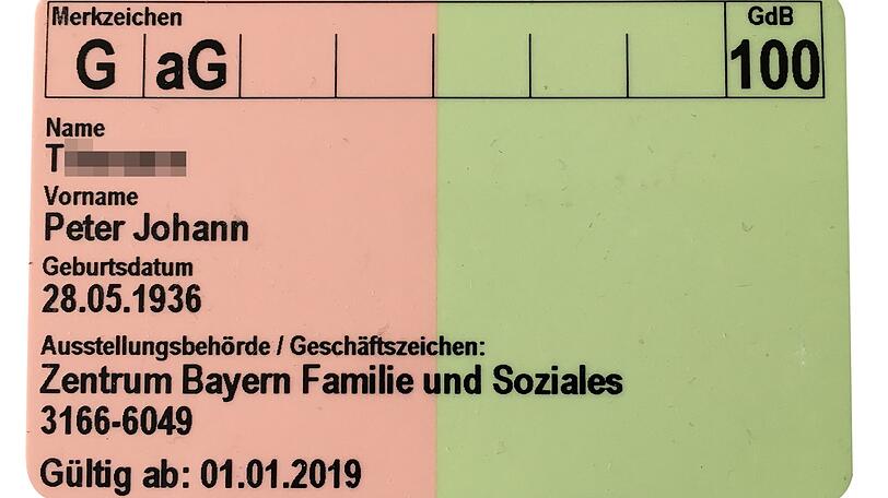 Der Ausweis bestätigt eine Behinderung von 100 Prozent.