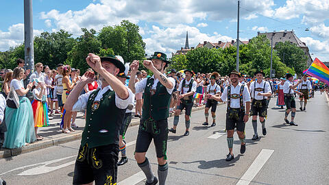 Schwule Schuhplattler beim CSD auf der Reichenbachbrücke. Schwule Schuhplattler beim CSD auf der Reichenbachbrücke.