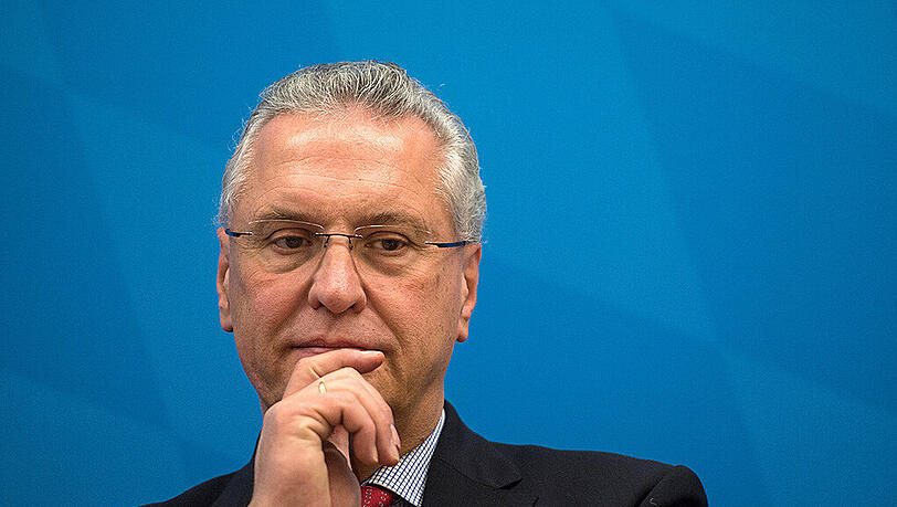 Bayerns Innenminister Joachim Herrmann hat mit einer brisanten Fehlinformation für Wirbel gesorgt. Bayerns Innenminister Joachim Herrmann hat mit einer brisanten Fehlinformation für Wirbel gesorgt.