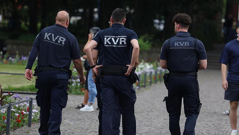 Diese blau gekleideten Männer gehören zu städtischen Sicherheitswacht, dem Kommunalen Außendienst. Er geht regelmäßig im Alten Botanischen Garten auf Streife. Diese blau gekleideten Männer gehören zu städtischen Sicherheitswacht, dem Kommunalen Außendienst. Er geht regelmäßig im Alten Botanischen Garten auf Streife.
