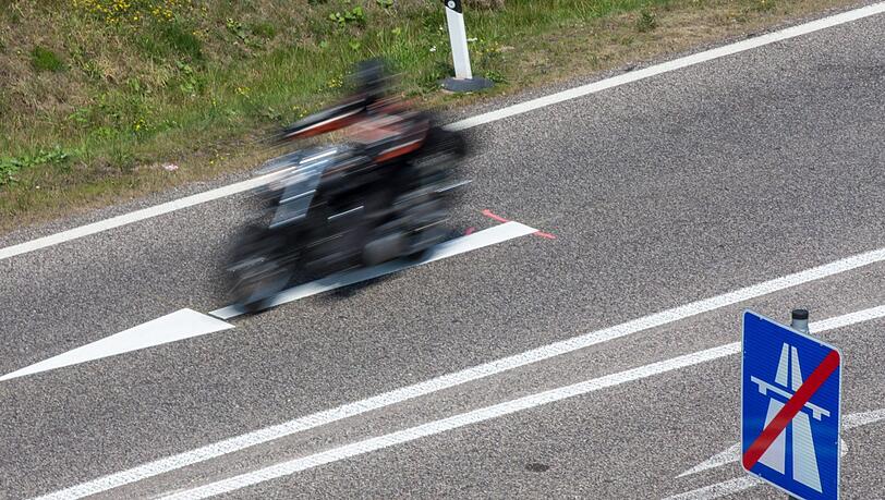 Auf der A8 lieferte sich am Sonntag die Polizei mit einem Motorradfahrer eine Verfolgungsjagd. (Symbolbild) Auf der A8 lieferte sich am Sonntag die Polizei mit einem Motorradfahrer eine Verfolgungsjagd. (Symbolbild)