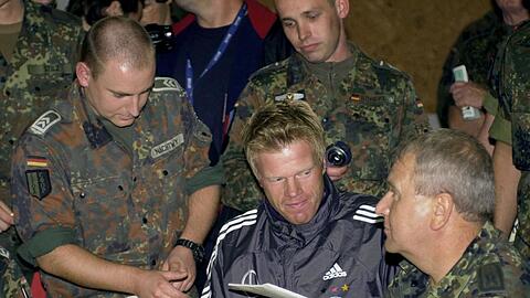 Kapitän Oliver Kahn gibt deutschen Soldaten Autogramme. Kapitän Oliver Kahn gibt deutschen Soldaten Autogramme.
