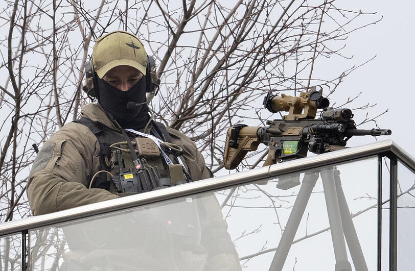 Ein Scharfschütze der Polizei sichert die Umgebung während der 61. Münchner Sicherheitskonferenz (MSC). Ein Scharfschütze der Polizei sichert die Umgebung während der 61. Münchner Sicherheitskonferenz (MSC).