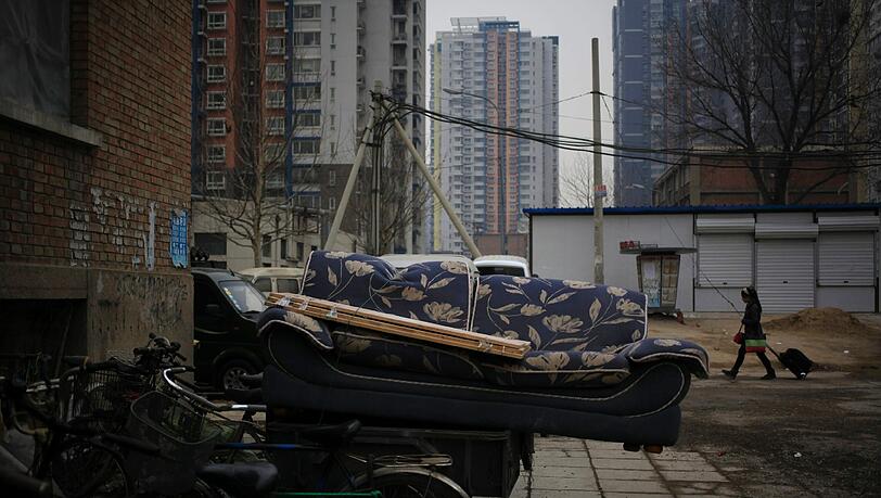 Gefährliches Wurfgeschoss: Ein aus dem vierten Stock geworfenes Sofa verfehlte nur knapp eine Passantin in Singapur. (Symbolbild) Gefährliches Wurfgeschoss: Ein aus dem vierten Stock geworfenes Sofa verfehlte nur knapp eine Passantin in Singapur. (Symbolbild)