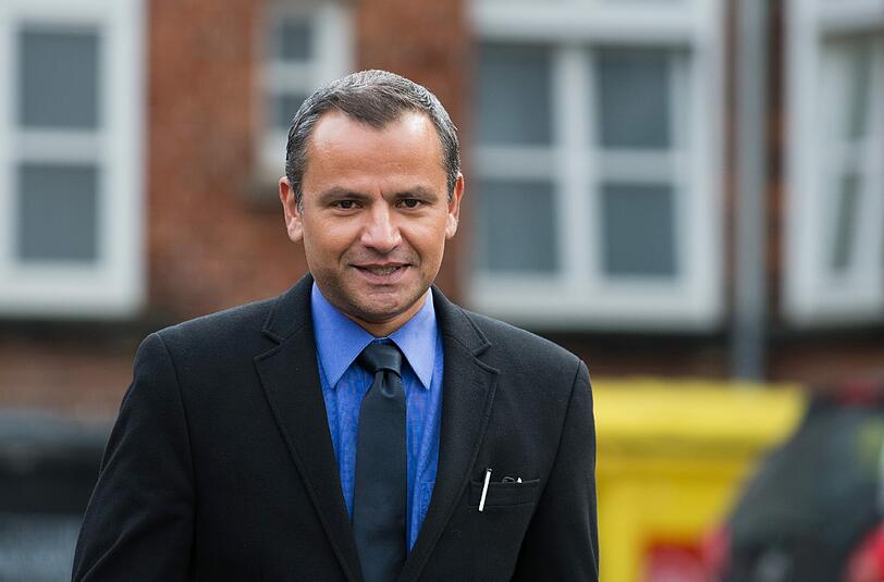 Mit einem Lächeln verlässt Sebastian Edathy nach dem Prozess das Landgericht in Verden (Niedersachsen)
