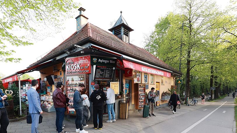 Schlange stehen für ein gekühltes Getränk: Der Kiosk an der Reichenbachbrücke ist ein Späti und hat rund 300 verschiedene Biere.