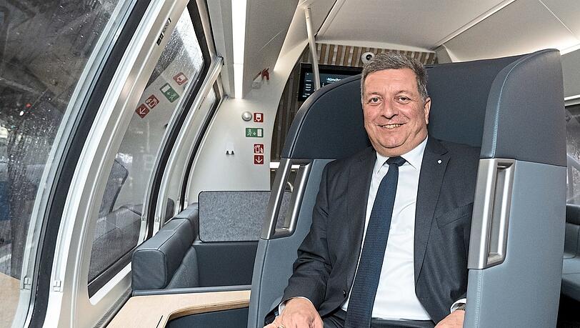 Bayerns Verkehrsminister Christian Bernreiter (CSU) bei einem Pressetermin im Ideenzug der Deutschen Bahn. Bayerns Verkehrsminister Christian Bernreiter (CSU) bei einem Pressetermin im Ideenzug der Deutschen Bahn.