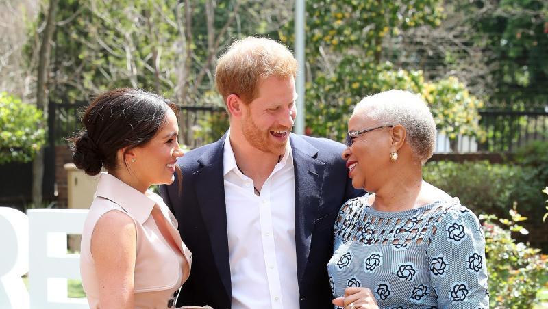 Prinz Harry (M) und seine Frau Meghan (l) treffen am letzten Tag ihrer Afrikareise Graca Machel (r), die Witwe des früheren südafrikanischen Präsidenten Nelson Mandela. Prinz Harry (M) und seine Frau Meghan (l) treffen am letzten Tag ihrer Afrikareise Graca Machel (r), die Witwe des früheren südafrikanischen Präsidenten Nelson Mandela.
