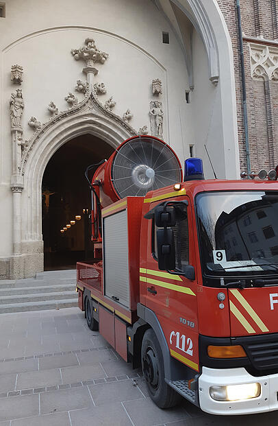Mit einem Hochleistungslüfter wurde das Kirchenschiff entraucht. Die Ursache für den Brand ist noch unklar. Mit einem Hochleistungslüfter wurde das Kirchenschiff entraucht. Die Ursache für den Brand ist noch unklar.