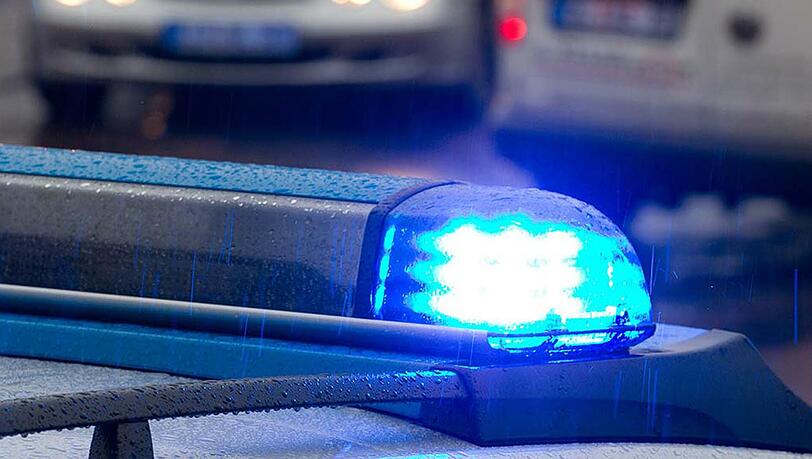 Ein Augsburger Polizist ignorierte einen Notruf. Ein Jugendlicher wurde daraufhin zusammengeschlagen. (Symbolbild) Ein Augsburger Polizist ignorierte einen Notruf. Ein Jugendlicher wurde daraufhin zusammengeschlagen. (Symbolbild)