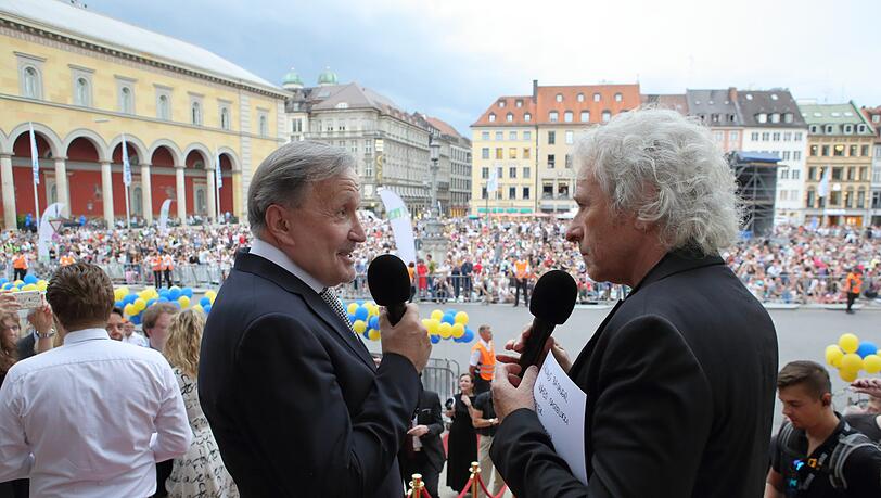 Thomas Gottschalk (rechts) mit Nikolaus Bachler bei „Oper für alle“ auf den Stufen des Nationaltheaters. Thomas Gottschalk (rechts) mit Nikolaus Bachler bei „Oper für alle“ auf den Stufen des Nationaltheaters.
