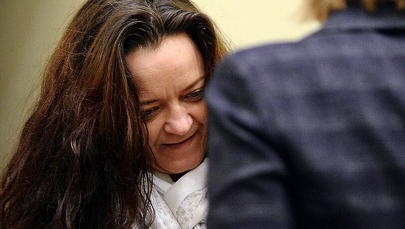 Beate Zschäpe, die Hauptangeklagte im Münchner NSU-Prozess. Am Dienstag sollen zwei mutmaßliche NSU-Sympathisanten als Zeugen aussagen. (Archivbild) Beate Zschäpe, die Hauptangeklagte im Münchner NSU-Prozess. Am Dienstag sollen zwei mutmaßliche NSU-Sympathisanten als Zeugen aussagen. (Archivbild)