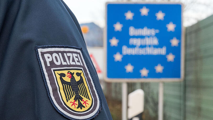 Ein mutmaßlicher Schleuser ist der Bundespolizei bei Grenzkontrollen ins Netzt gegangen. Ein mutmaßlicher Schleuser ist der Bundespolizei bei Grenzkontrollen ins Netzt gegangen.