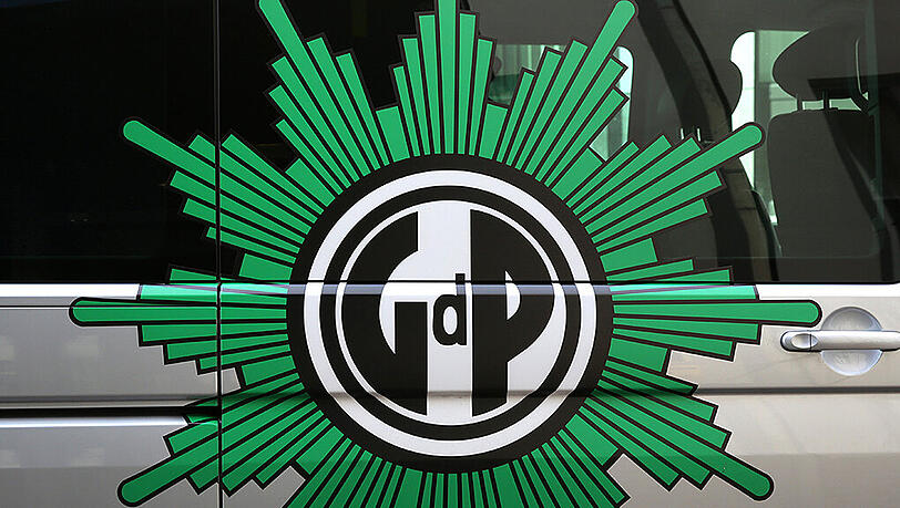 Das Logo der GdP: Die Gewerkschaft beklagt die höhere Belastung für Bayerns Polizisten und hat ein Konzept zur Verbesserung der Lage vorgelegt. Das Logo der GdP: Die Gewerkschaft beklagt die höhere Belastung für Bayerns Polizisten und hat ein Konzept zur Verbesserung der Lage vorgelegt.