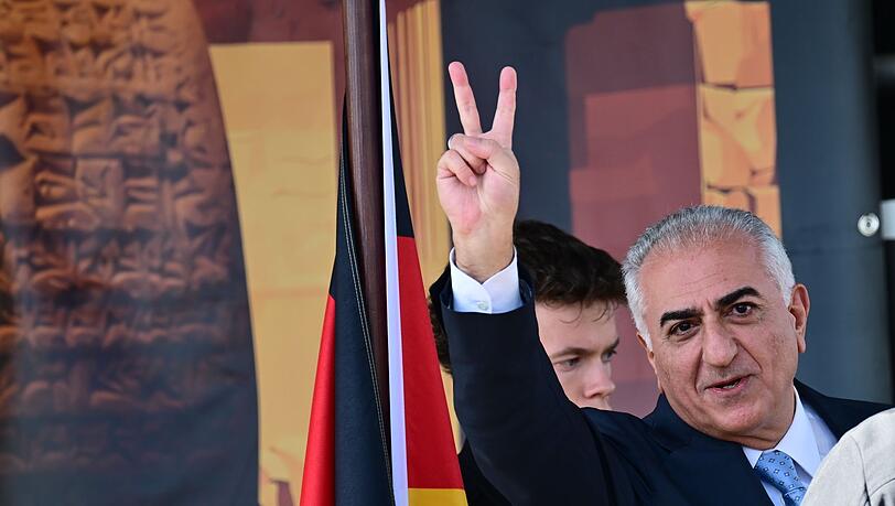 Sprach vor Tausenden Unterstützern: Reza Pahlavi. Sprach vor Tausenden Unterstützern: Reza Pahlavi.