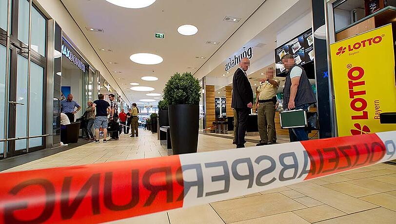 Ermittler der Spurensicherung am Tatort in Nürnberg. Ermittler der Spurensicherung am Tatort in Nürnberg.