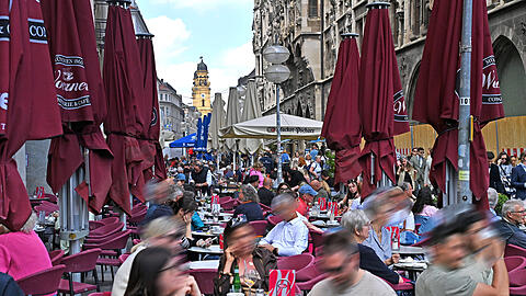 Viele Münchner genießen auch Regenpausen gerne im Freien, wie hier am Marienplatz. Viele Münchner genießen auch Regenpausen gerne im Freien, wie hier am Marienplatz.